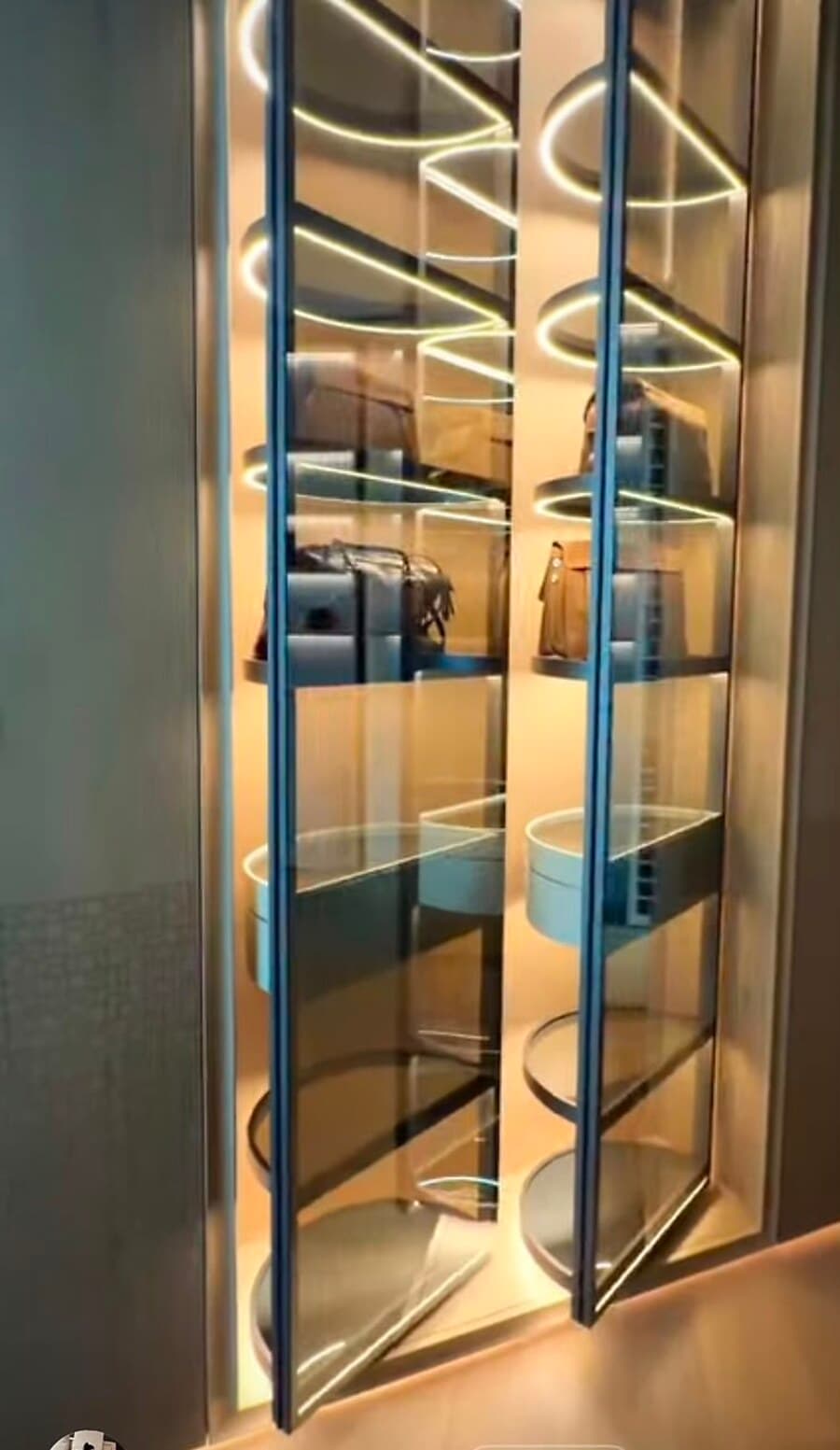 Illuminated rotating walk-in dressing for bags and accessories